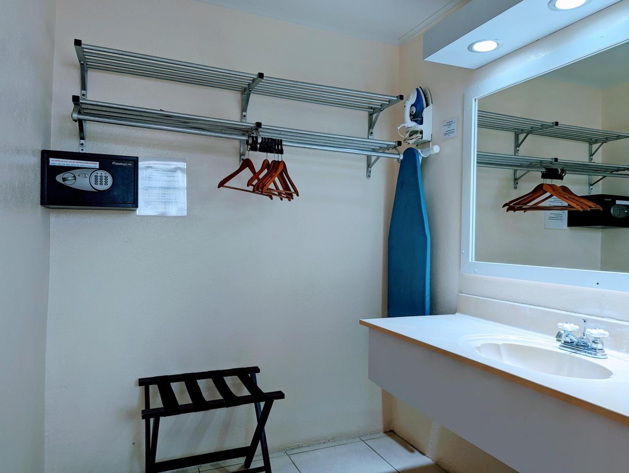 Sasaki Apartments Палм Бийч Екстериор снимка